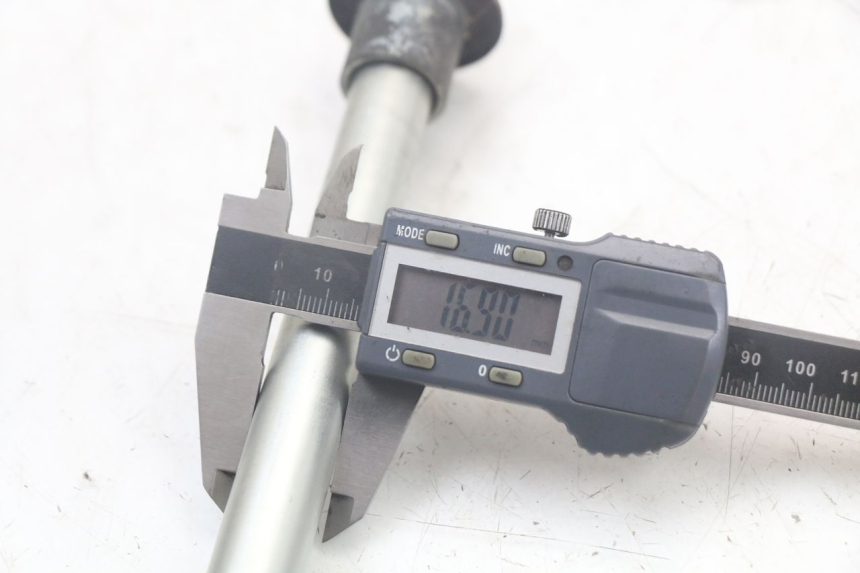 photo de ASSE RUOTA ANTERIORE SUZUKI SV N 650 (1999 - 2002) - Zoom sullo stato d'uso