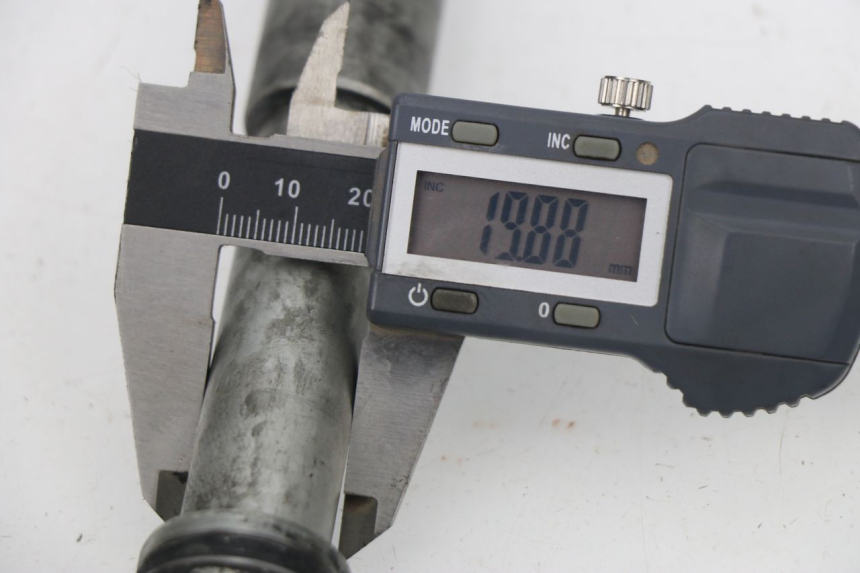 photo de ASSE RUOTA ANTERIORE HONDA VTR F FIRESTORM 1000 (1997 - 2001) - Zoom sullo stato d'uso