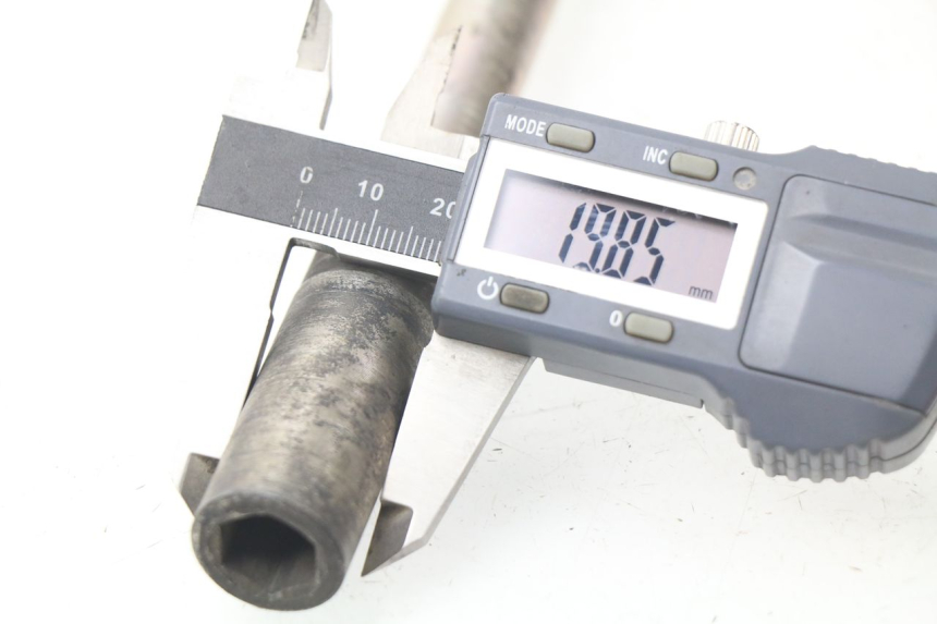 photo de ASSE RUOTA ANTERIORE YAMAHA X-MAX XMAX 125 (2010 - 2013) - Altra angolazione