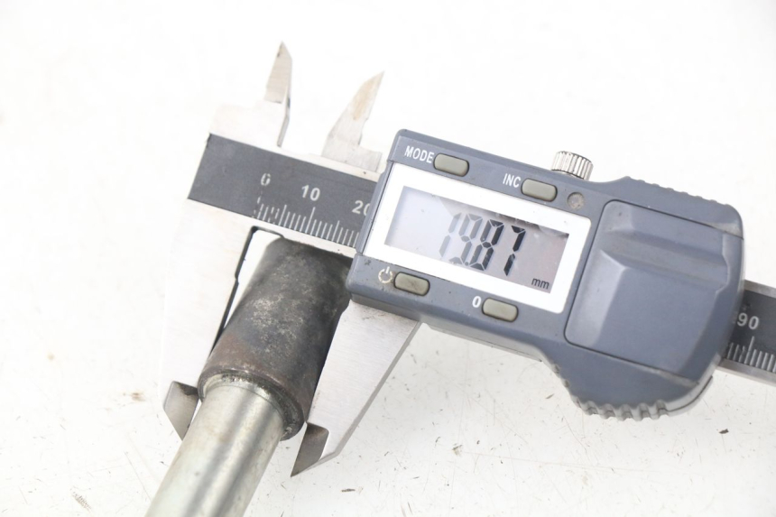 photo de ASSE RUOTA ANTERIORE PIAGGIO X9 125 (2000 - 2003) - Altra angolazione