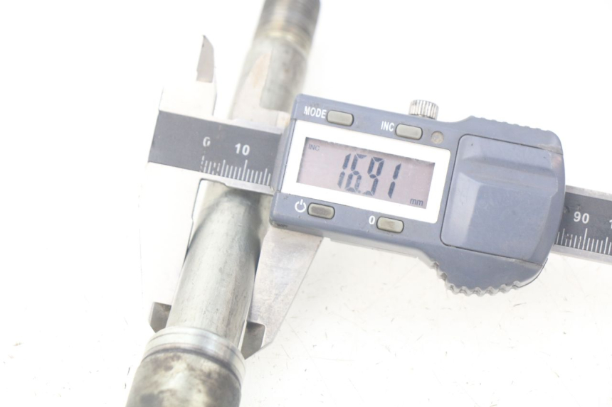 photo de ASSE RUOTA ANTERIORE SUZUKI XF FREEWIND 650 (1997 - 2003) - Altra angolazione