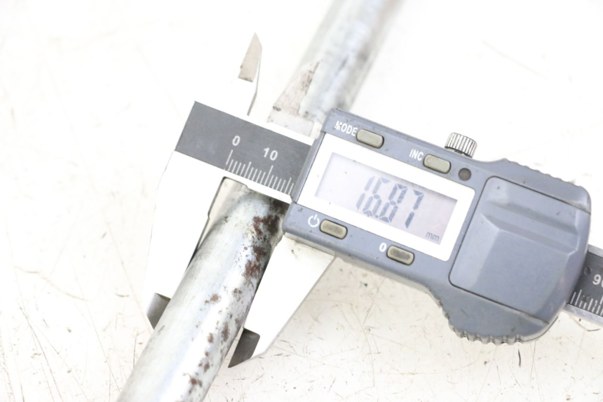 photo de ASSE RUOTA ANTERIORE YAMAHA XVS DRAG STAR DRAGSTAR 650 (1997 - 2007) - Primo piano tecnico