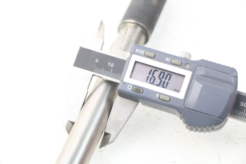 photo de ASSE RUOTA ANTERIORE YAMAHA YP X-MAX XMAX 400 (2014 - 2017) - Primo piano tecnico