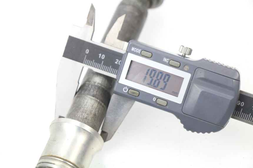 photo de ASSE RUOTA ANTERIORE YAMAHA YZ 125 (1998 - 2005) - Primo piano tecnico