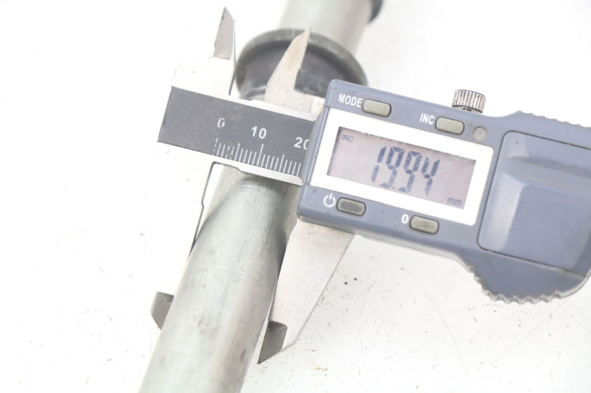 photo de ASSE RUOTA ANTERIORE KAWASAKI Z S 750 (2003 - 2006) - Altra angolazione