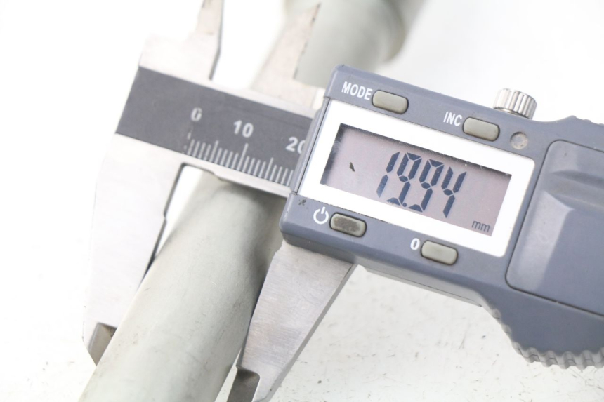 photo de ASSE RUOTA ANTERIORE KAWASAKI Z Z900 900 (2017 - 2019) - Primo piano tecnico