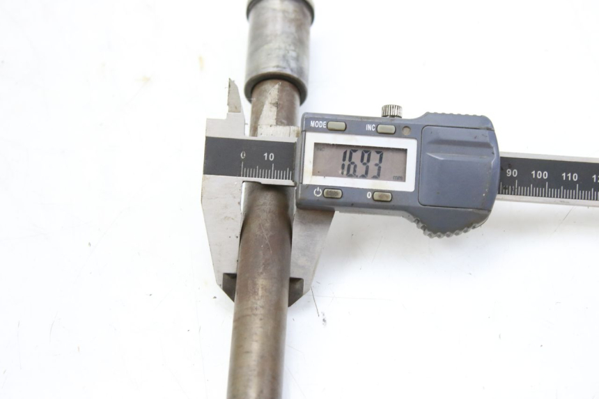 photo de ASSE RUOTA ANTERIORE KAWASAKI ZEPHYR 1100 ( - 1995) - Primo piano tecnico