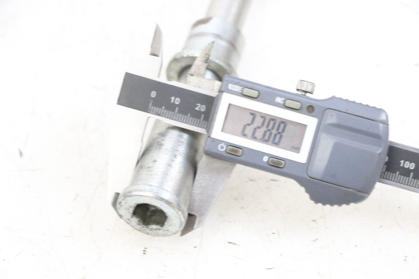 photo de ASSE RUOTA ANTERIORE KAWASAKI ZR 7 750 (1999 - 2004) - Primo piano tecnico