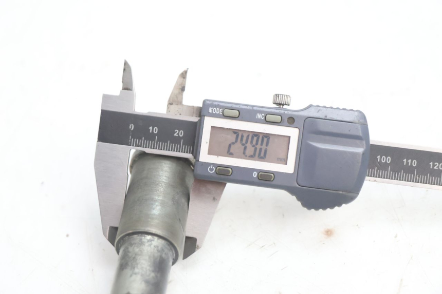 photo de ASSE RUOTA ANTERIORE KAWASAKI ZX-6R ZX6R 600 (1995 - 1997) - Primo piano tecnico