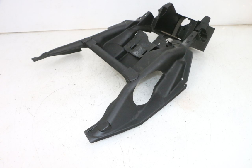 photo de PORTABATTERIA SUZUKI BURGMAN 650 (2013 - 2020) - Primo piano tecnico