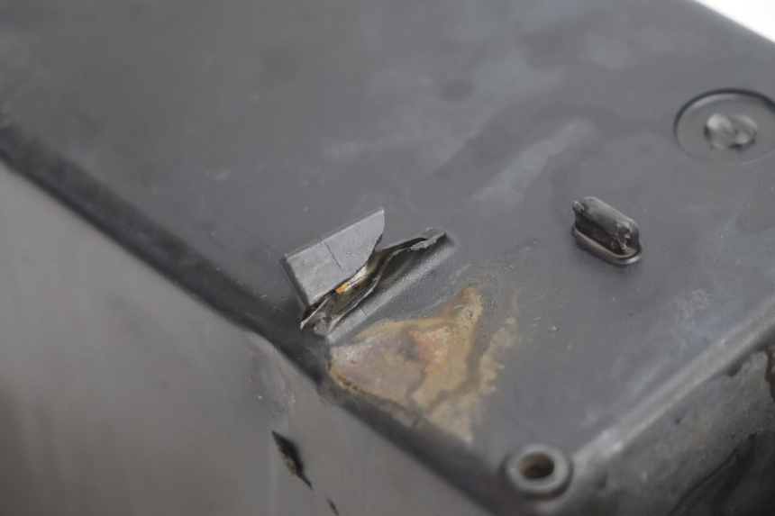 photo de vasca della batteria KAWASAKI ER-6 ER6 N 650 (2005 - 2009) - Primo piano tecnico