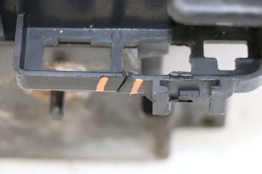 photo de PORTABATTERIA HONDA VT C2 SHADOW 750 (1997 - 2001) - Zoom sullo stato d'uso