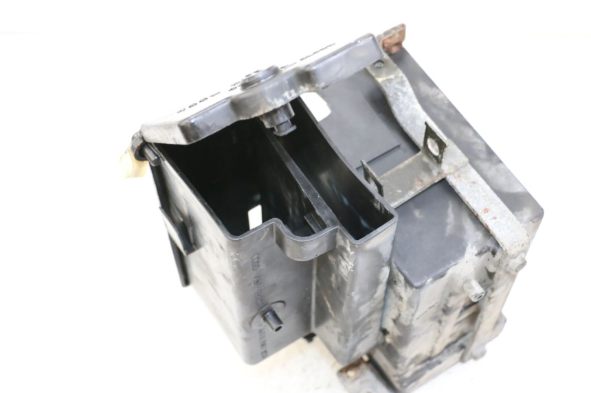 photo de PORTABATTERIA HONDA VT C2 SHADOW 750 (1997 - 2001) - Primo piano tecnico