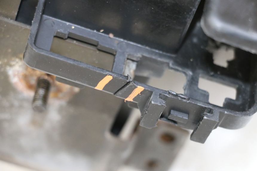 photo de PORTABATTERIA HONDA VT C2 SHADOW 750 (1997 - 2001) - Stato della superficie e materiale