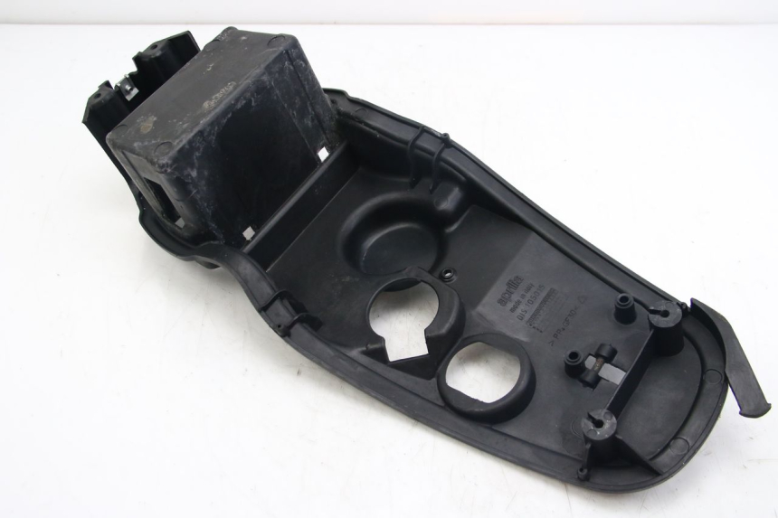 photo de VASCA BATTERIA APRILIA SCARABEO 4T 50 (2009 - 2017) - Zoom sui componenti