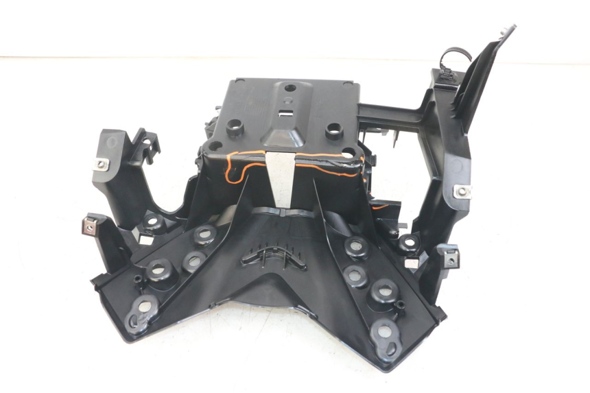 photo de VASCA PORTABATTERIA YAMAHA XMAX X-MAX ABS 125 (2017 - 2020) - Dettagli dei punti di fissaggio