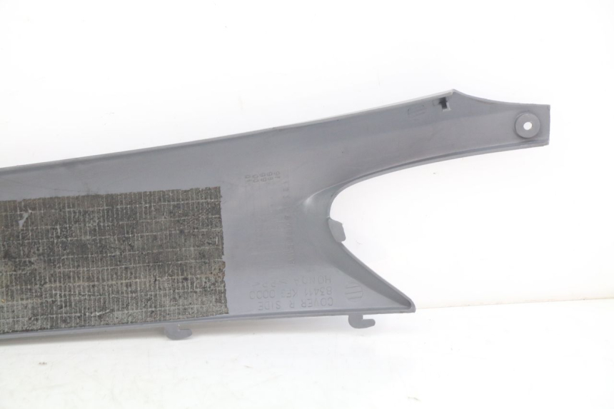 photo de BASSO DELLA SCATOLA POSTERIORE DESTRA HONDA FES PANTHEON 2T 125 (1998 - 2002) - Dettaglio del componente