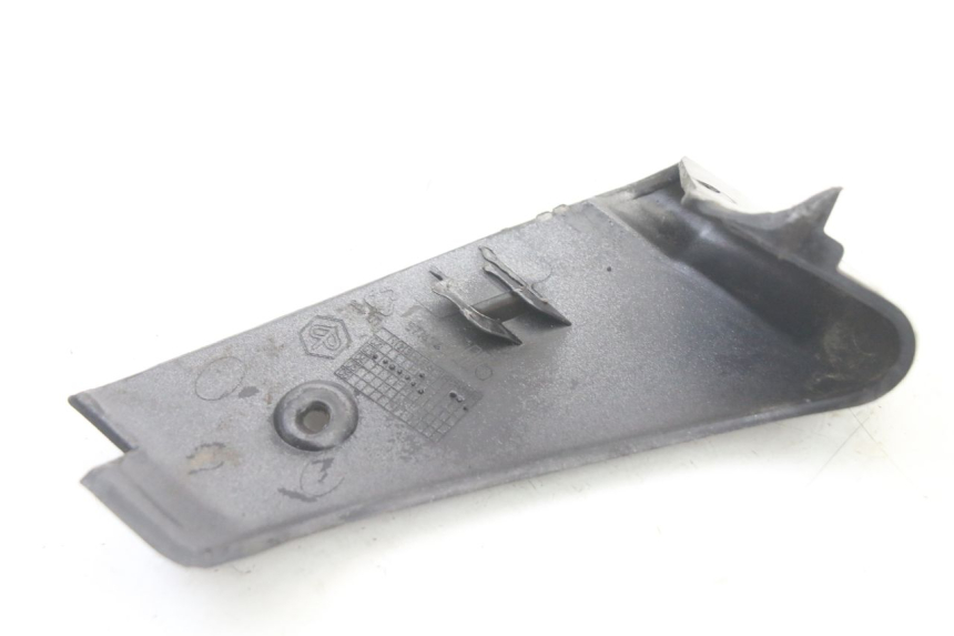 photo de BASSO DELLA SCATOLA POSTERIORE DESTRA PIAGGIO VESPA GRANTURISMO 125 (2003 - 2007) - Dettagli dei punti di fissaggio