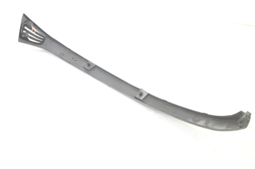 photo de BASSO DELLA SCATOLA POSTERIORE DESTRA PIAGGIO VESPA LX 2T 50 (2005 - 2013) - Caratteristiche distintive