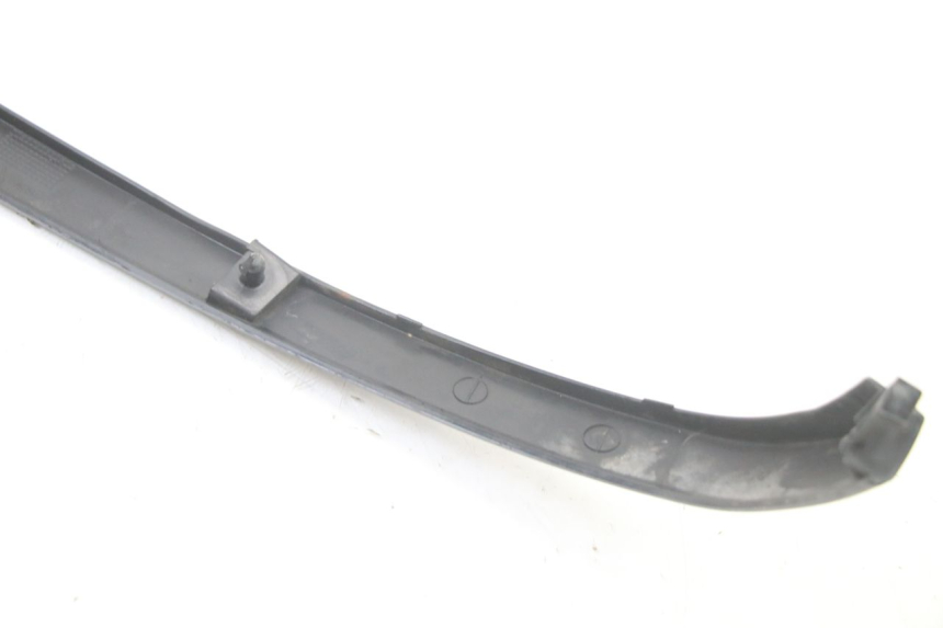 photo de BASSO DELLA SCATOLA POSTERIORE DESTRA PIAGGIO VESPA LX 2T 50 (2005 - 2013) - Primo piano ad alta risoluzione