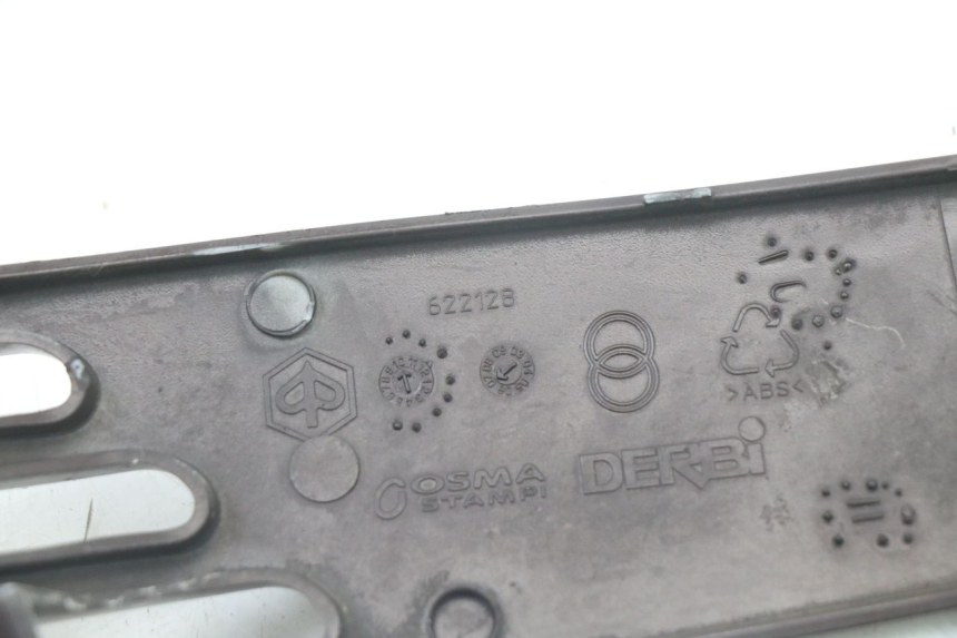 photo de SOTTOPEDANA POSTERIORE DESTRA PIAGGIO VESPA LX IE 125 (2010 - 2012) - Stato della superficie e materiale