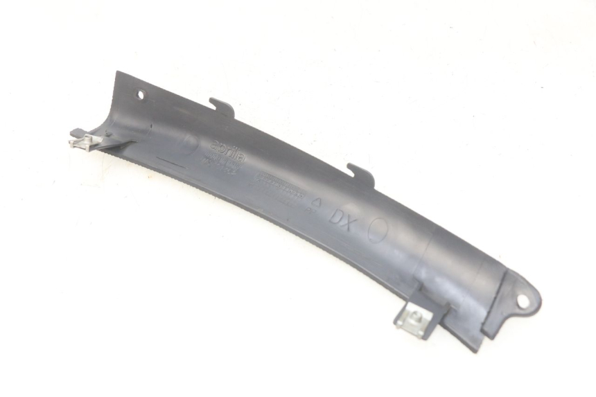 photo de BASSO DELLA SCATOLA POSTERIORE DESTRA APRILIA SR LC 50 (1997 - 2004) - Dettaglio del componente