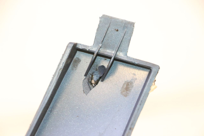 photo de BASSO DELLA SCATOLA POSTERIORE DESTRA PIAGGIO VESPA LX 2T 50 (2005 - 2013) - Zoom sullo stato d'uso
