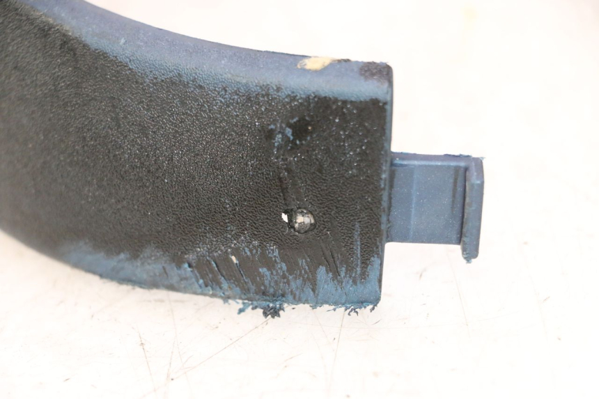 photo de BASSO DELLA SCATOLA POSTERIORE DESTRA PIAGGIO VESPA LX 2T 50 (2005 - 2013) - Primo piano tecnico