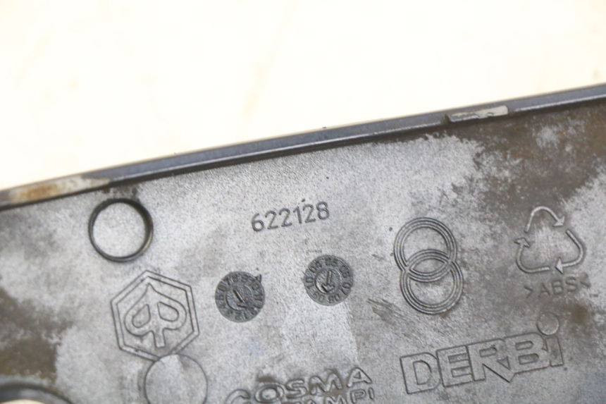 photo de BASSO DELLA SCATOLA POSTERIORE DESTRA PIAGGIO VESPA LXV 125 (2006 - 2009) - Dettaglio del componente