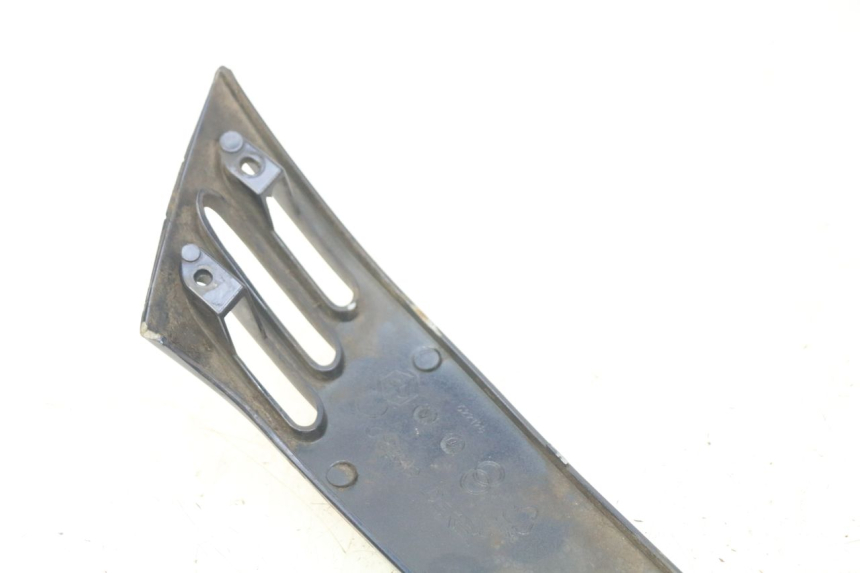 photo de BASSO DELLA SCATOLA POSTERIORE DESTRA PIAGGIO VESPA LXV 125 (2006 - 2009) - Dettagli dei punti di fissaggio