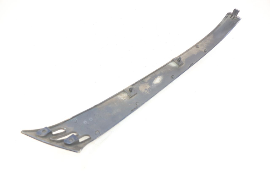 photo de BASSO DELLA SCATOLA POSTERIORE DESTRA PIAGGIO VESPA LXV 125 (2006 - 2009) - Stato della superficie e materiale