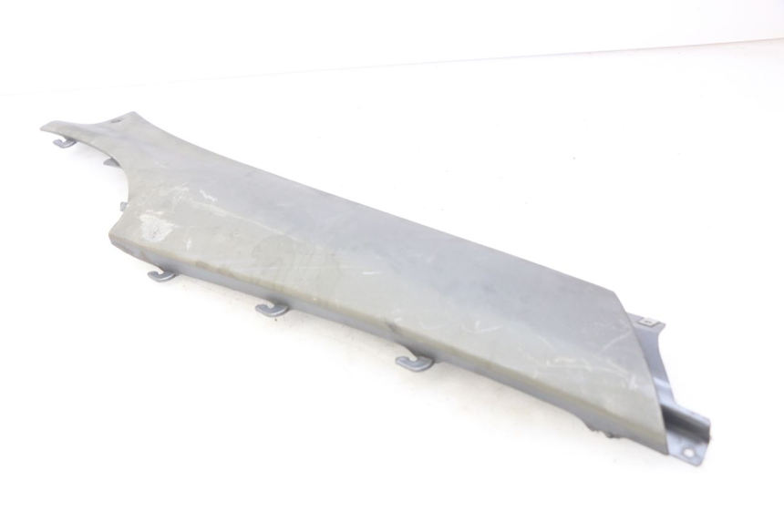 photo de BASSO DELLA SCATOLA POSTERIORE DESTRA PIAGGIO X9 EVOLUTION 125 (2003 - 2007) - Primo piano tecnico