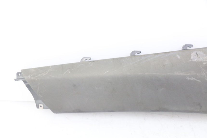 photo de BASSO DELLA SCATOLA POSTERIORE DESTRA PIAGGIO X9 EVOLUTION 125 (2003 - 2007) - Dettagli dei punti di fissaggio