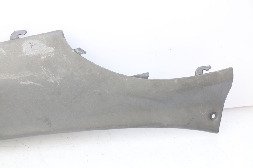 photo de BASSO DELLA SCATOLA POSTERIORE DESTRA PIAGGIO X9 EVOLUTION 125 (2003 - 2007) - Stato della superficie e materiale