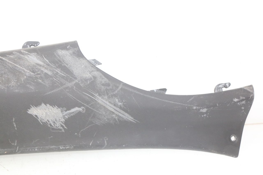photo de BASSO DELLA SCATOLA POSTERIORE DESTRA PIAGGIO X9 EVOLUTION 125 (2003 - 2007) - Stato della superficie e materiale