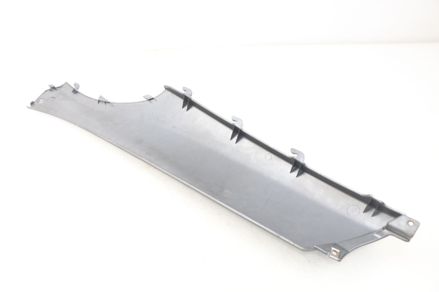 photo de BASSO DELLA SCATOLA POSTERIORE DESTRA PIAGGIO X9 125 (2000 - 2003) - Zoom sullo stato d'uso