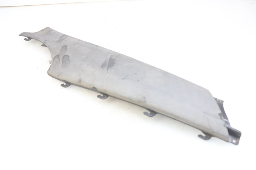 photo de BASSO DELLA SCATOLA POSTERIORE DESTRA PIAGGIO X9 125 (2000 - 2003) - Primo piano tecnico