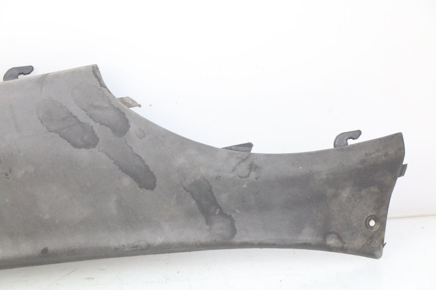 photo de BASSO DELLA SCATOLA POSTERIORE DESTRA PIAGGIO X9 125 (2000 - 2003) - Dettagli dei punti di fissaggio