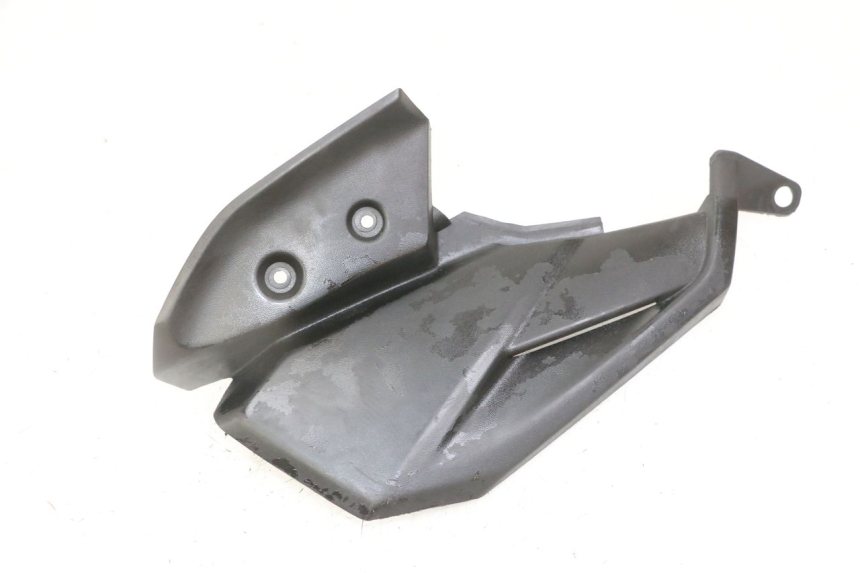 photo de SOTTOPEDANA POSTERIORE DESTRA YAMAHA YP X-MAX XMAX 400 (2014 - 2017) - Primo piano tecnico