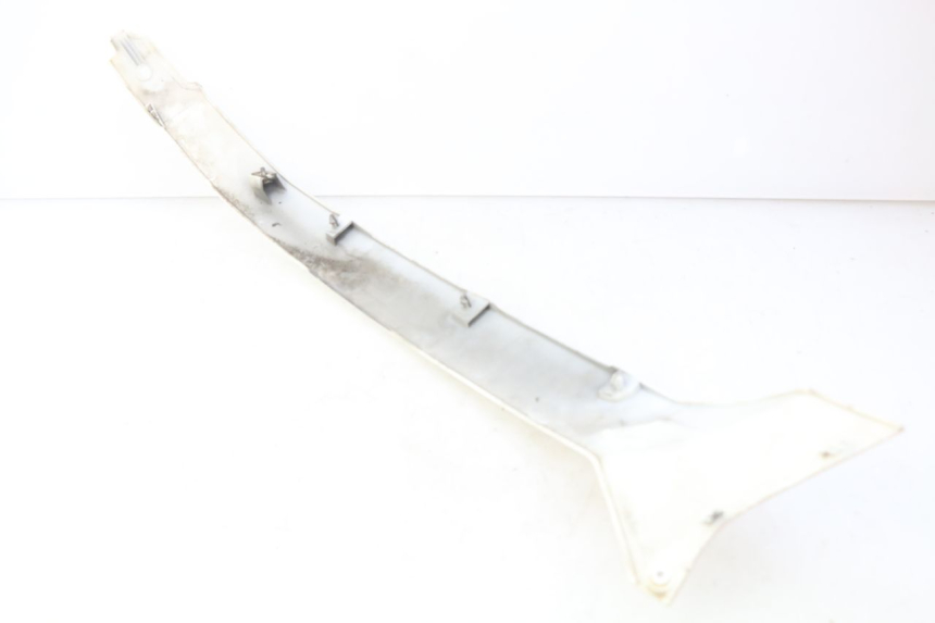 photo de BASSO DELLA SCATOLA POSTERIORE SINISTRA PIAGGIO VESPA GTS IGET ABS 125 (2017 - 2023) - Altra angolazione