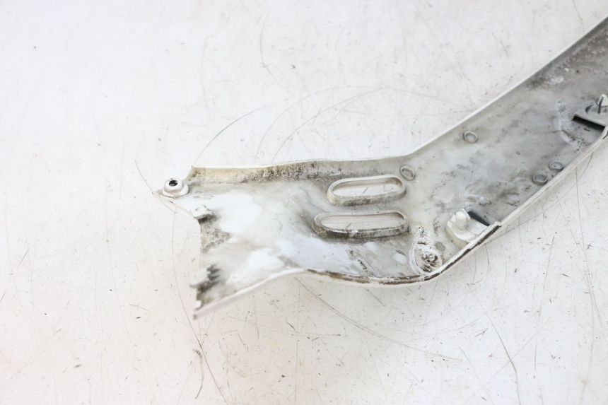 photo de SOTTOPEDANA POSTERIORE SINISTRA PIAGGIO VESPA GTS SUPER IE 125 (2009 - 2016) - Dettagli dei punti di fissaggio