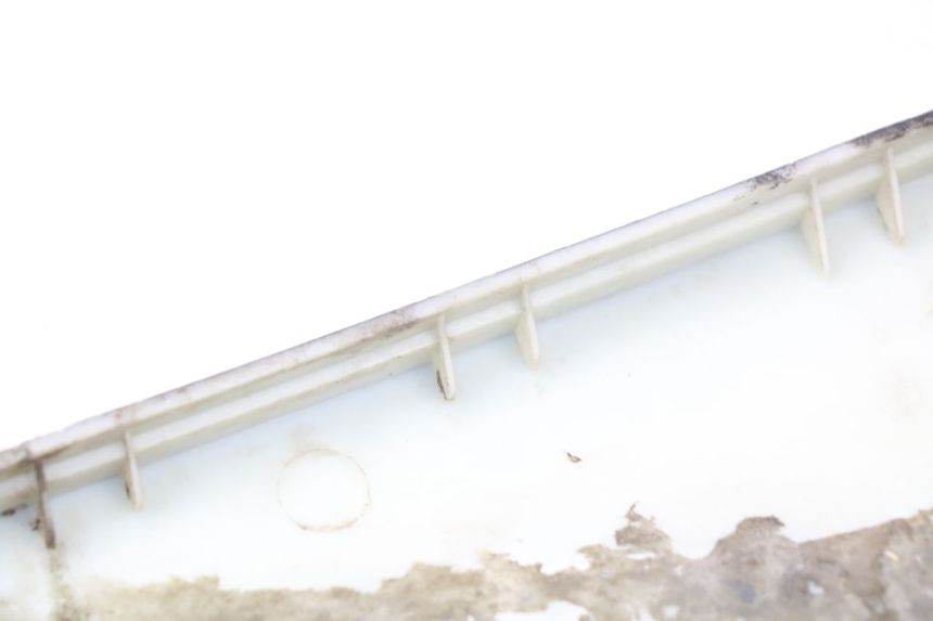 photo de BASSO DELLA SCATOLA DESTRA JONWAY AZTRAL 125 (2008 - 2017) - Dettagli dei punti di fissaggio