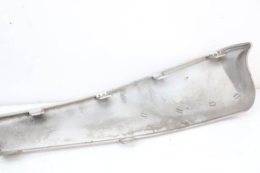 photo de BASSO DELLA SCATOLA DESTRA BMW C1 125 (2000 - 2003) - Stato della superficie e materiale