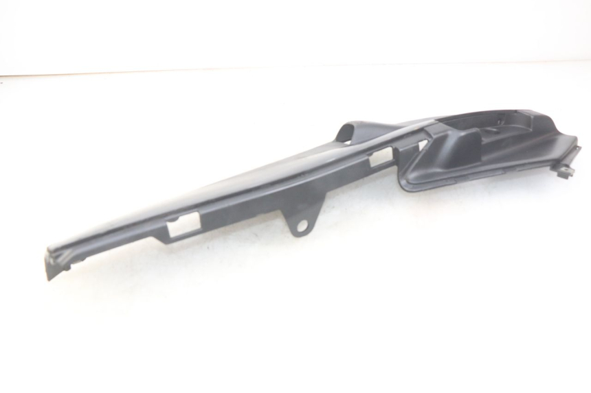 photo de BASSO DELLA SCATOLA DESTRA PIAGGIO FLY 4T 50 (2013 - 2017) - Dettagli dei punti di fissaggio