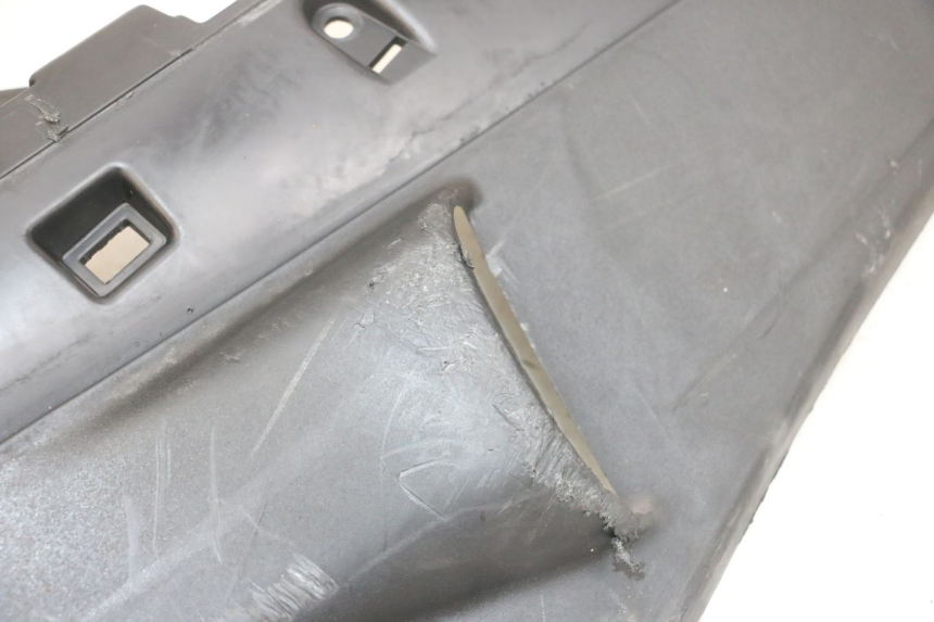 photo de BASSO DELLA SCATOLA DESTRA PIAGGIO FLY 4T 50 (2013 - 2017) - Caratteristiche distintive