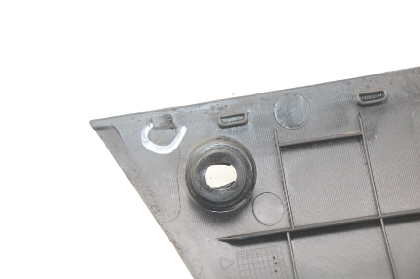 photo de BASSO DELLA SCATOLA DESTRA PEUGEOT KISBEE 2T 50 (2010 - 2017) - Primo piano tecnico