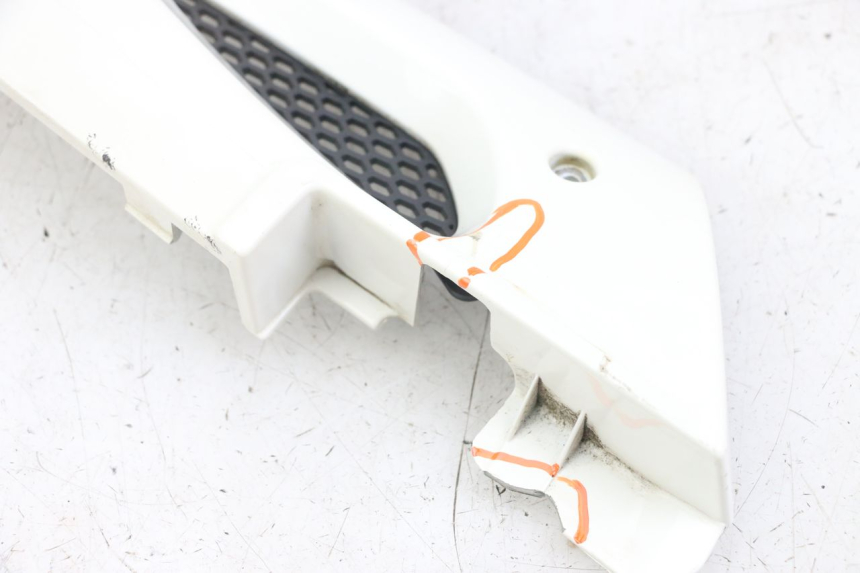 photo de BASSO DELLA SCATOLA DESTRA KYMCO LIKE 125 (2009 - 2016) - Dettagli dei punti di fissaggio