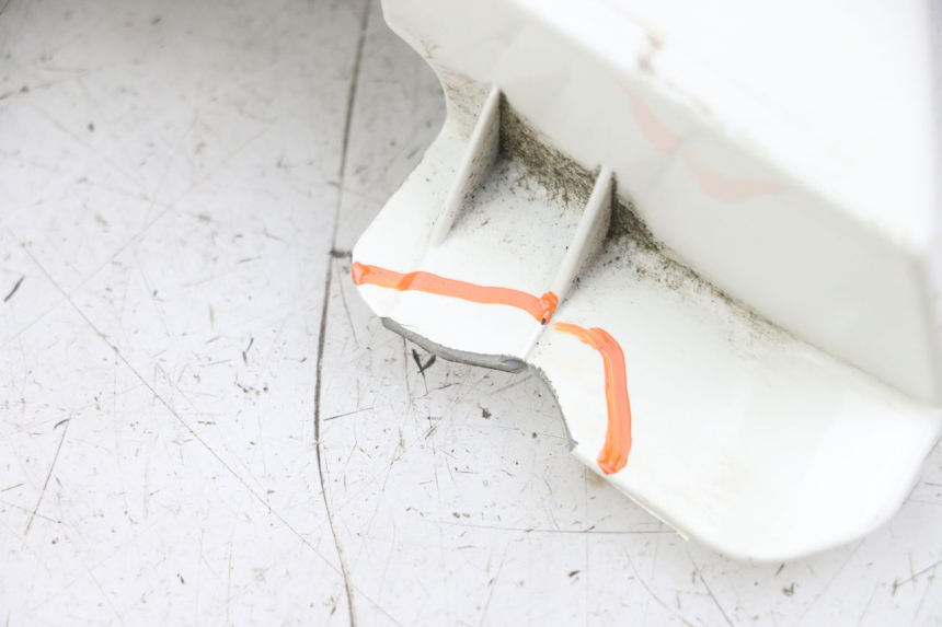 photo de BASSO DELLA SCATOLA DESTRA KYMCO LIKE 125 (2009 - 2016) - Stato della superficie e materiale