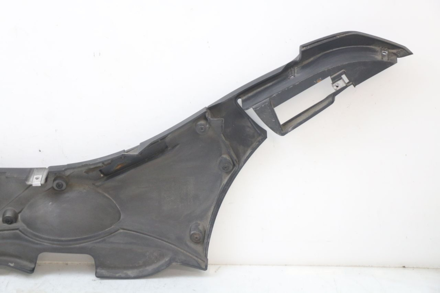 photo de SOTTOPEDANA DESTRA PIAGGIO MP3 HPE 350 (2018 - 2020) - Stato della superficie e materiale