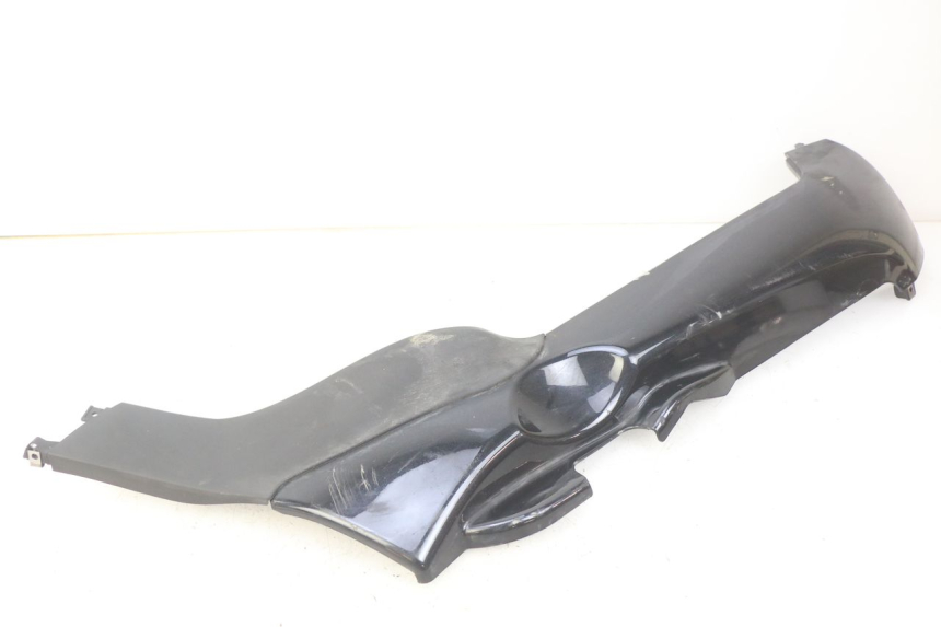 photo de BASSO DELLA SCATOLA DESTRA PIAGGIO MP3 125 (2006 - 2014) - Dettagli dei punti di fissaggio